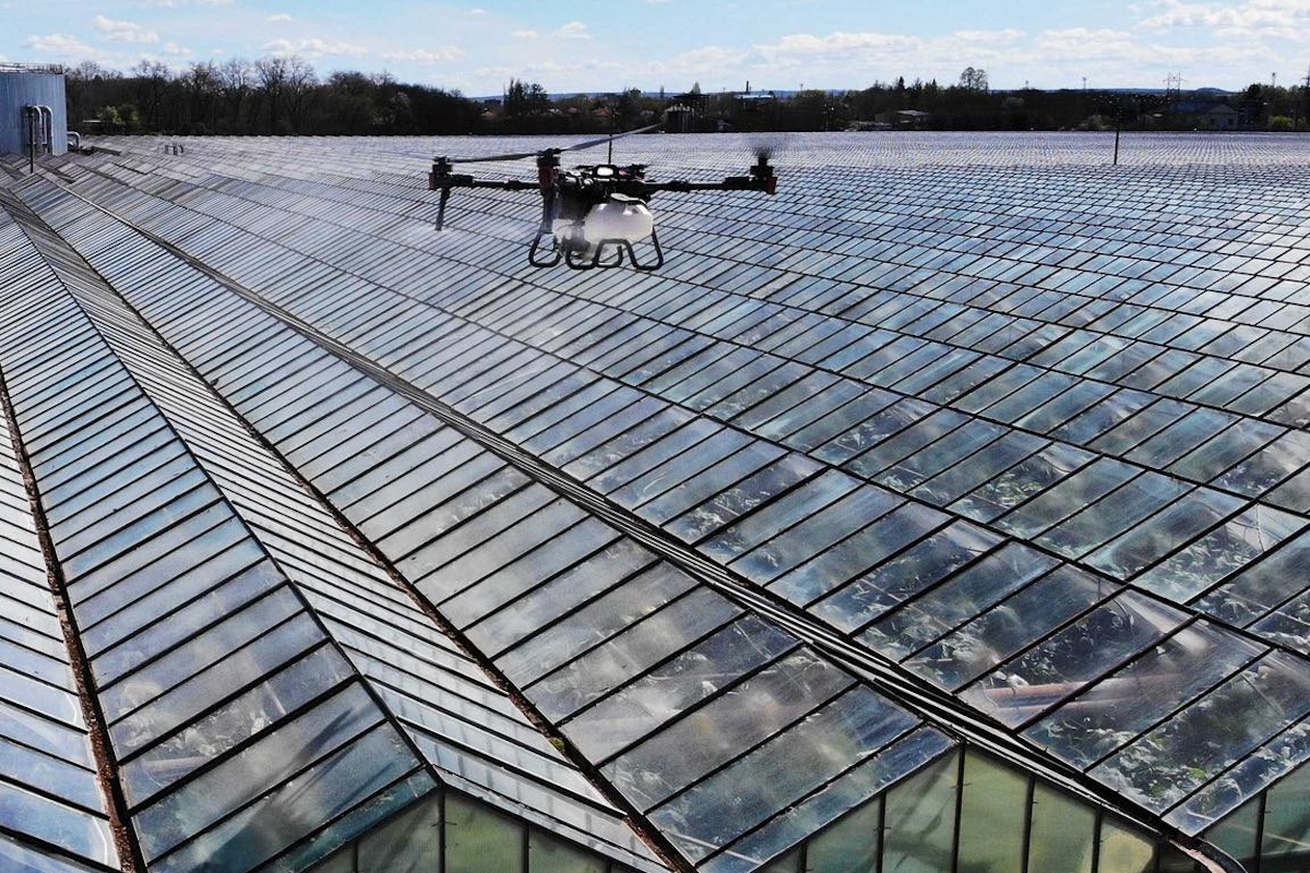 Non solo operazioni agricole, con i droni è possibile ombreggiare e pulire le serre mediante prodotti dedicati